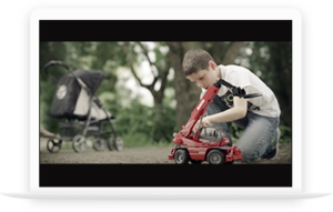 image d'un enfant jouant avec un manitou sur un ordinateur