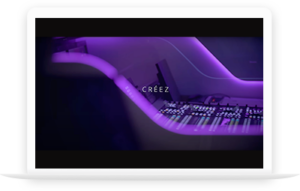 un ordinateur blanc et des leds violettes