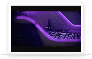 un ordinateur blanc et des leds violettes