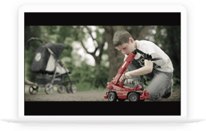 project-laptop-Manitou01 image d'un enfant jouant avec un manitou sur un ordinateur