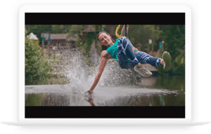 project-laptop-LGRD+ Une fille fait de la tyrolienne au dessus de l'eau