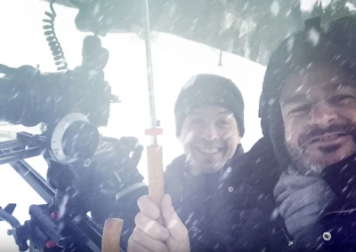 Herve Cadre avec une ombrelle lors d'un tournage Manitou