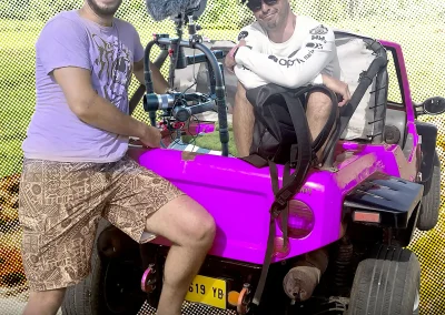 Louis & David en Polynésie dans un buggy avec matériel de tournage