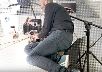 Cameraman et lumières dans un bureau