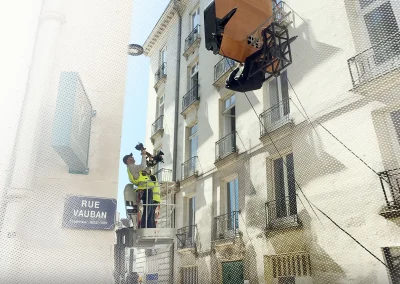 Hervé acrobate dans les rues de nantes pour Manitou